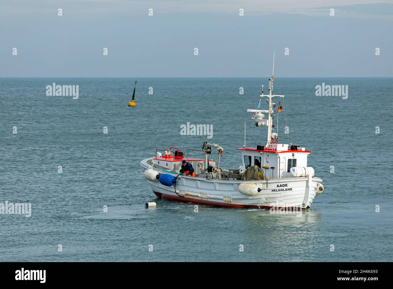 Fischerboot vor Helgoland Island, Schleswig-Holstein, Deutschland Stockfoto