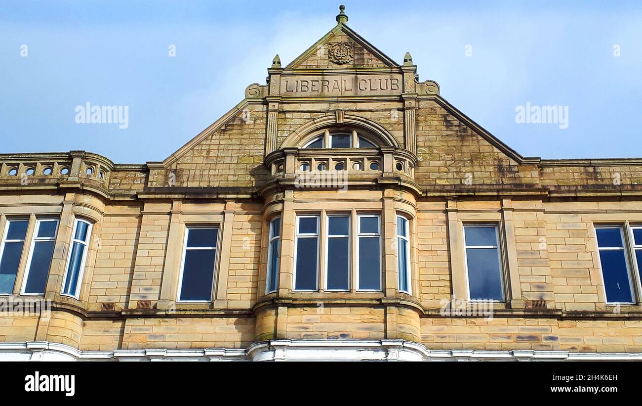 Architektonische Details in der ehemaligen Cotton Mill Town von Padiham in Lancashire. Dies ist das Gebäude des Liberalen Clubs aus der Zeit, als Padiham eine wohlhabende Stadt war Stockfoto