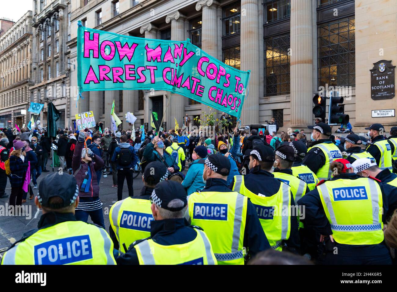 Glasgow, Schottland, Großbritannien. November 2021. Am 4. Tag der UN-Klimakonferenz in Glasgow gab es Demonstrationen der Extinction Rebellion-Protestgruppe im Stadtzentrum von Glasgow. Nachdem sie von der Polizei gejagt wurden, veranstalteten sie eine Sitzveranstaltung, um gegen die Blockierung der St. Vincent Street zu protestieren. Iain Masterton/Alamy Live News. Stockfoto