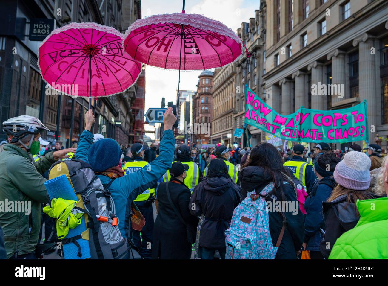 Glasgow, Schottland, Großbritannien. November 2021. Am 4. Tag der UN-Klimakonferenz in Glasgow gab es Demonstrationen der Extinction Rebellion-Protestgruppe im Stadtzentrum von Glasgow. Nachdem sie von der Polizei gejagt wurden, veranstalteten sie eine Sitzveranstaltung, um gegen die Blockierung der St. Vincent Street zu protestieren. Iain Masterton/Alamy Live News. Stockfoto