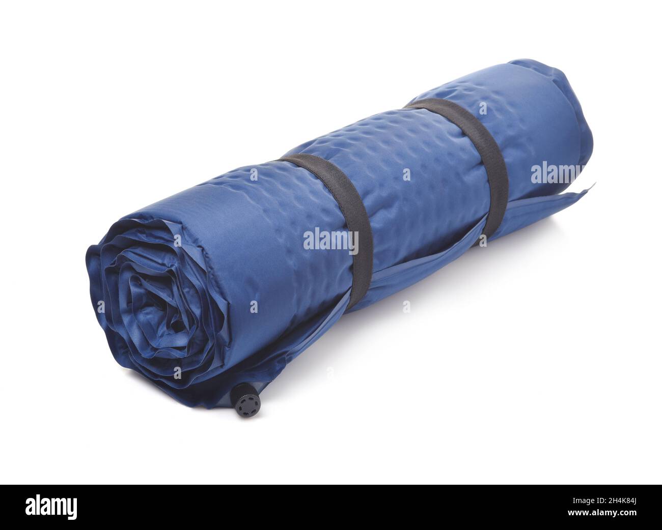 Rollte blaue selbstaufblasende Campingmatte isoliert auf Weiß Stockfoto