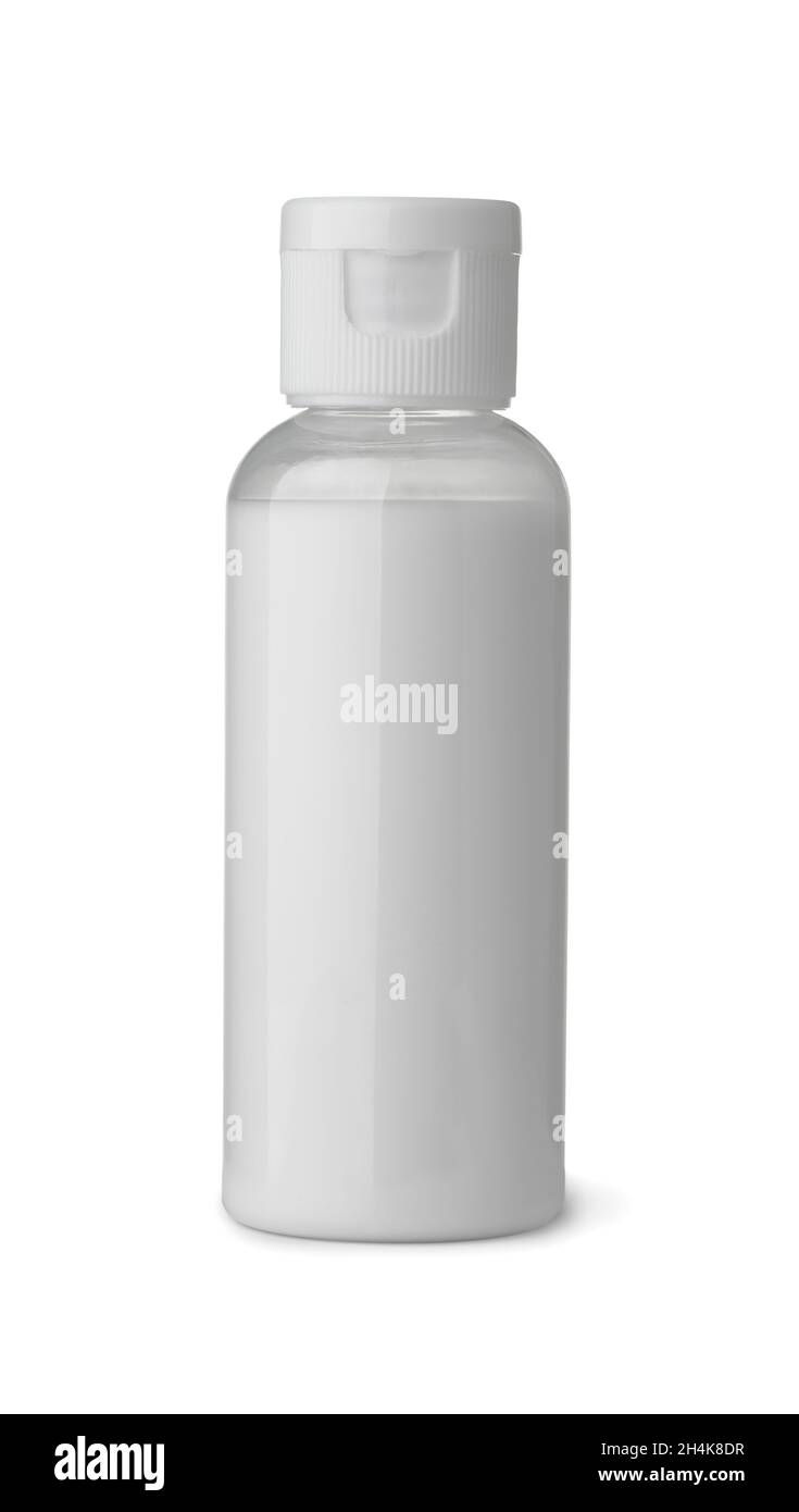 Vorderansicht einer kleinen leeren Shampoo-Flasche aus Kunststoff, isoliert auf Weiß Stockfoto