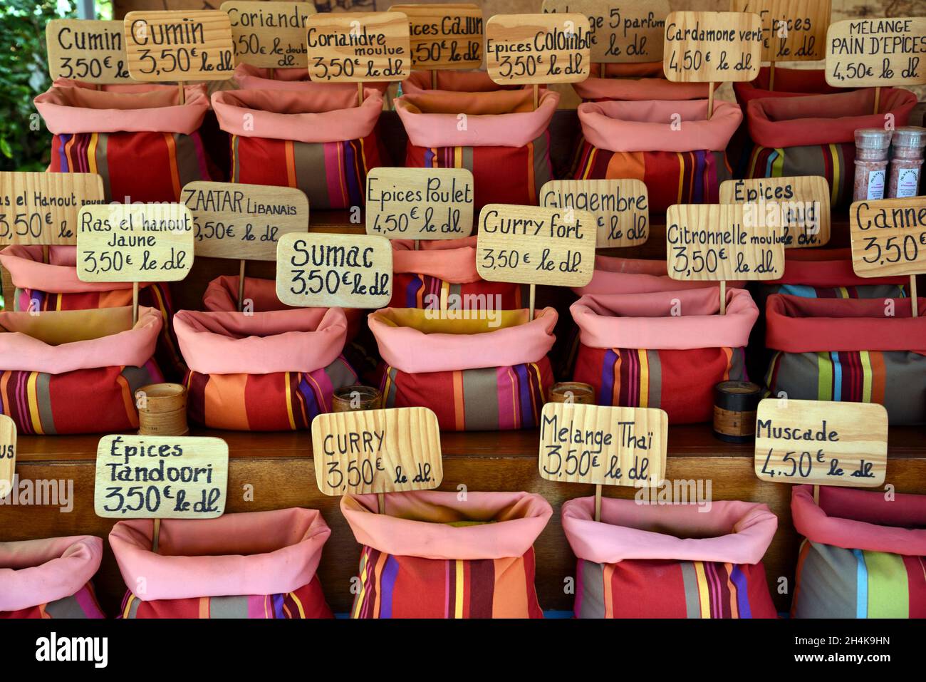 Bunte oder bunte Ausstellung Kräutermarkt und Gewürzmarkt, einschließlich Säcke mit Curry Powder & Mixed Spices, Markttag, Castellane Provence Frankreich Stockfoto