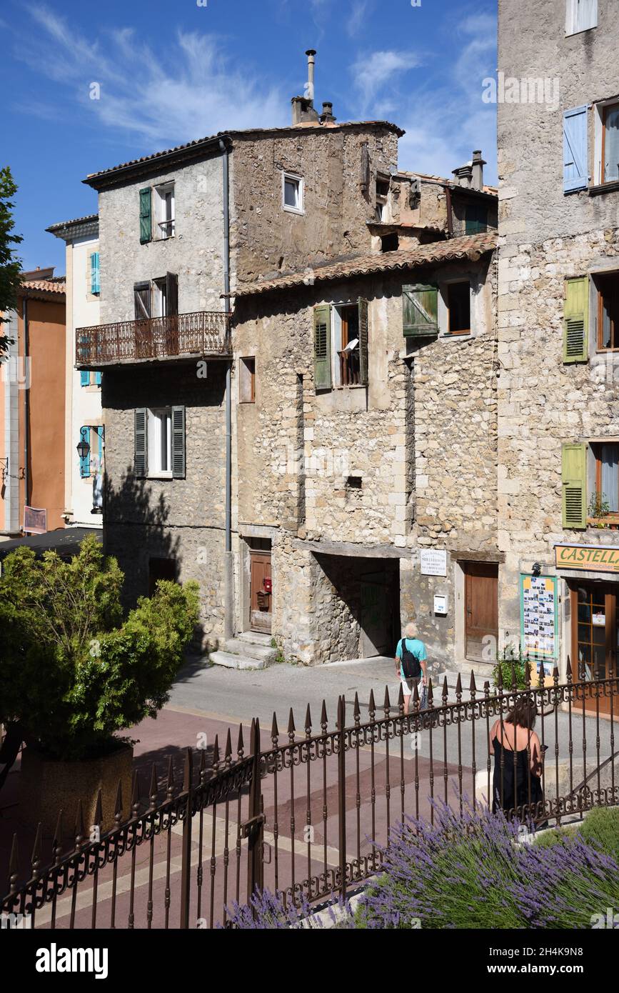 Altstadttor, das zur Altstadt oder zum historischen Viertel von Castellane führt Place Marcel-Sauvaire Alpes-de-Haute-Provence Stockfoto