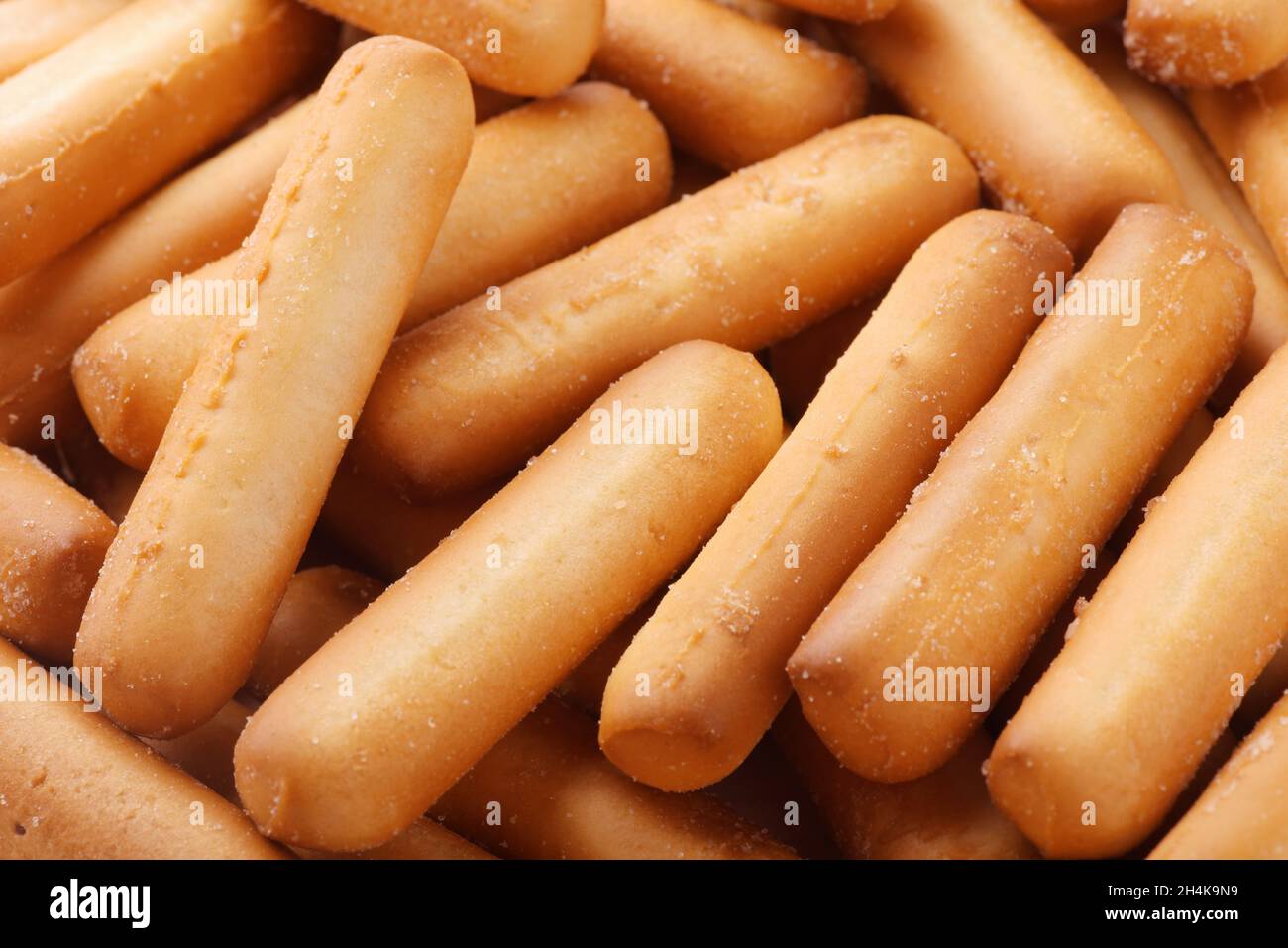 Nahaufnahme von frisch gebackenen, salzigen Brotstäben aus Weizen Stockfoto