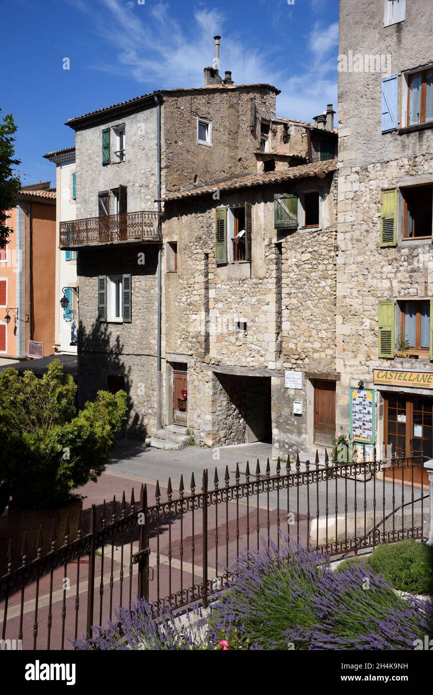 Altstadttor, das zur Altstadt oder zum historischen Viertel von Castellane führt Place Marcel-Sauvaire Alpes-de-Haute-Provence Stockfoto