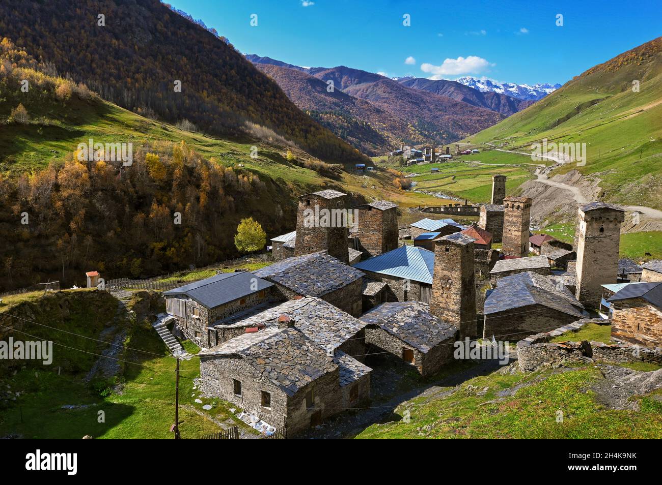 Das alte swan erhebt sich am sonnigen Herbsttag im Hochlanddorf Ushguli, Svaneti, Georgien Stockfoto