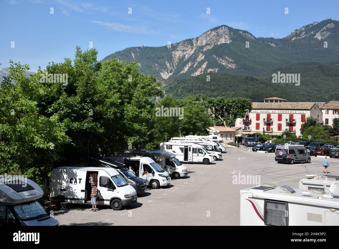 Parkplatz oder Parkplatz, auch zum Übernachten für Camping Cars, Campervans oder Caravans Castellane Provence Frankreich Stockfoto