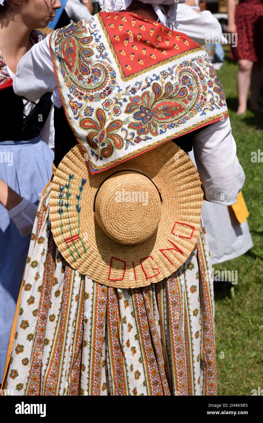 Provenzalische Frau trägt traditionelle oder regionale Volkskostüme während des Sommerfestivals Provence Frankreich Stockfoto
