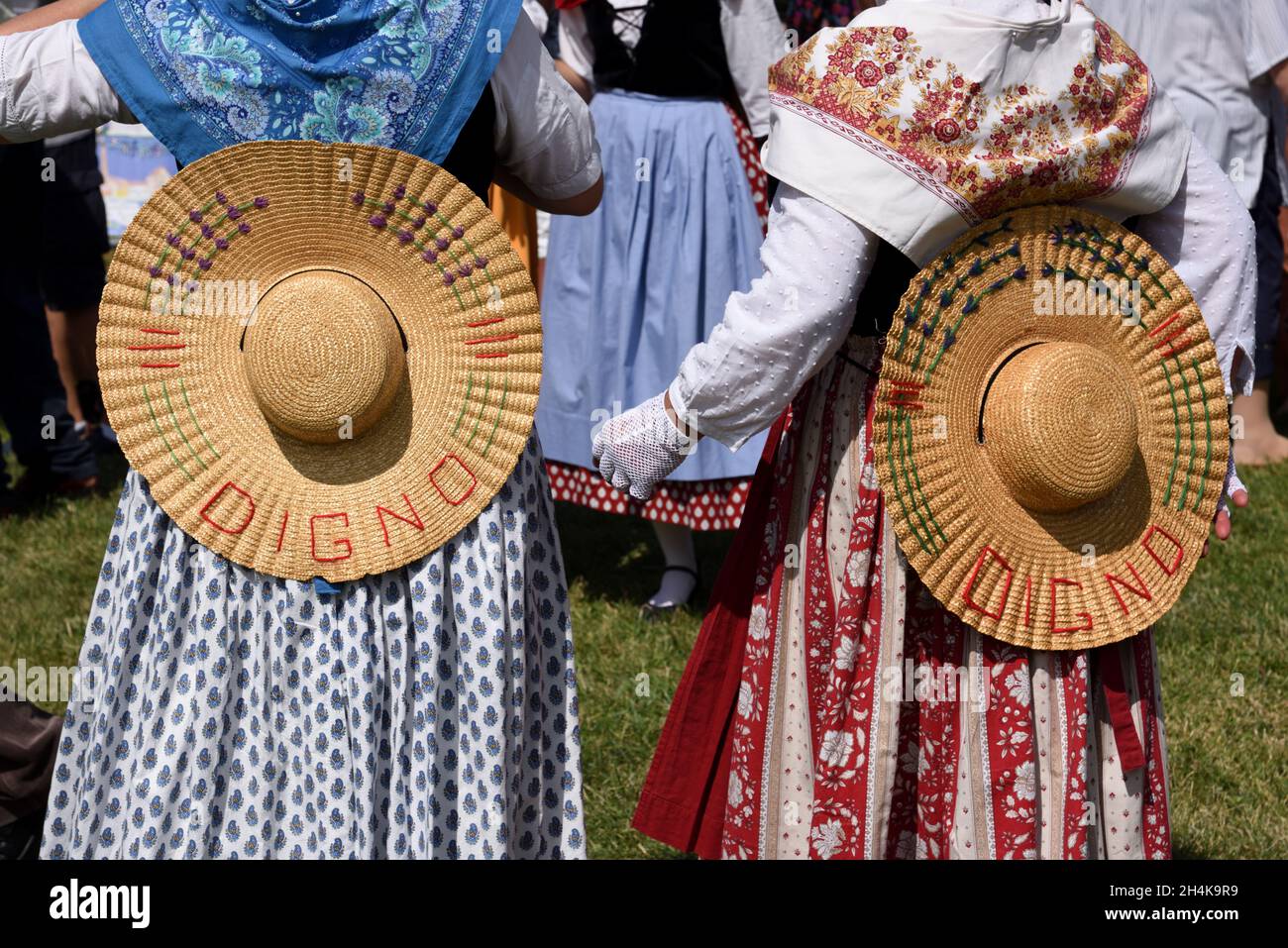 Zwei Frauen oder provenzalische Volkstänzerinnen tragen traditionelle Volkstracht beim Sommer Folklore Festival Provence Frankreich Stockfoto