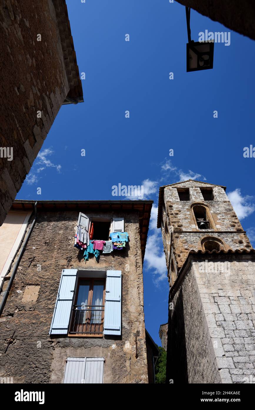 Wäscherei oder Waschen Aufhängen in der Altstadt oder im Dorf Castellane & Belfried der Kirche Saint Victor Alpes-de-Haute-Provence Provence Frankreich Stockfoto