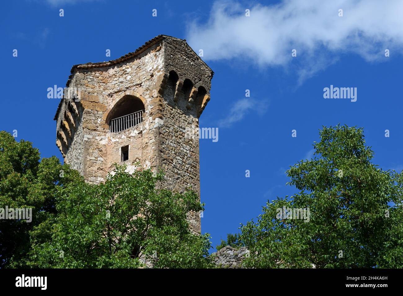 Mittelalterlicher sechseckiger Steinturm, Teil der Altstadtmauer von Castellane Alpes-de-Hate-Provence Frankreich Stockfoto