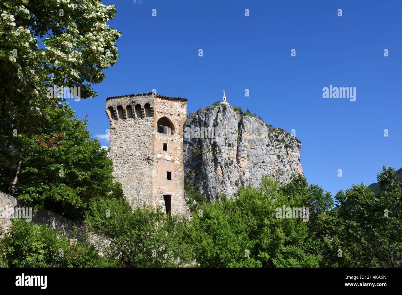 Mittelalterlicher sechseckiger Steinturm, Teil der Altstadtmauer von Castellane, Kapelle und Felsen von Castellane, Alpes-de-Hate-Provence Provence Frankreich Stockfoto