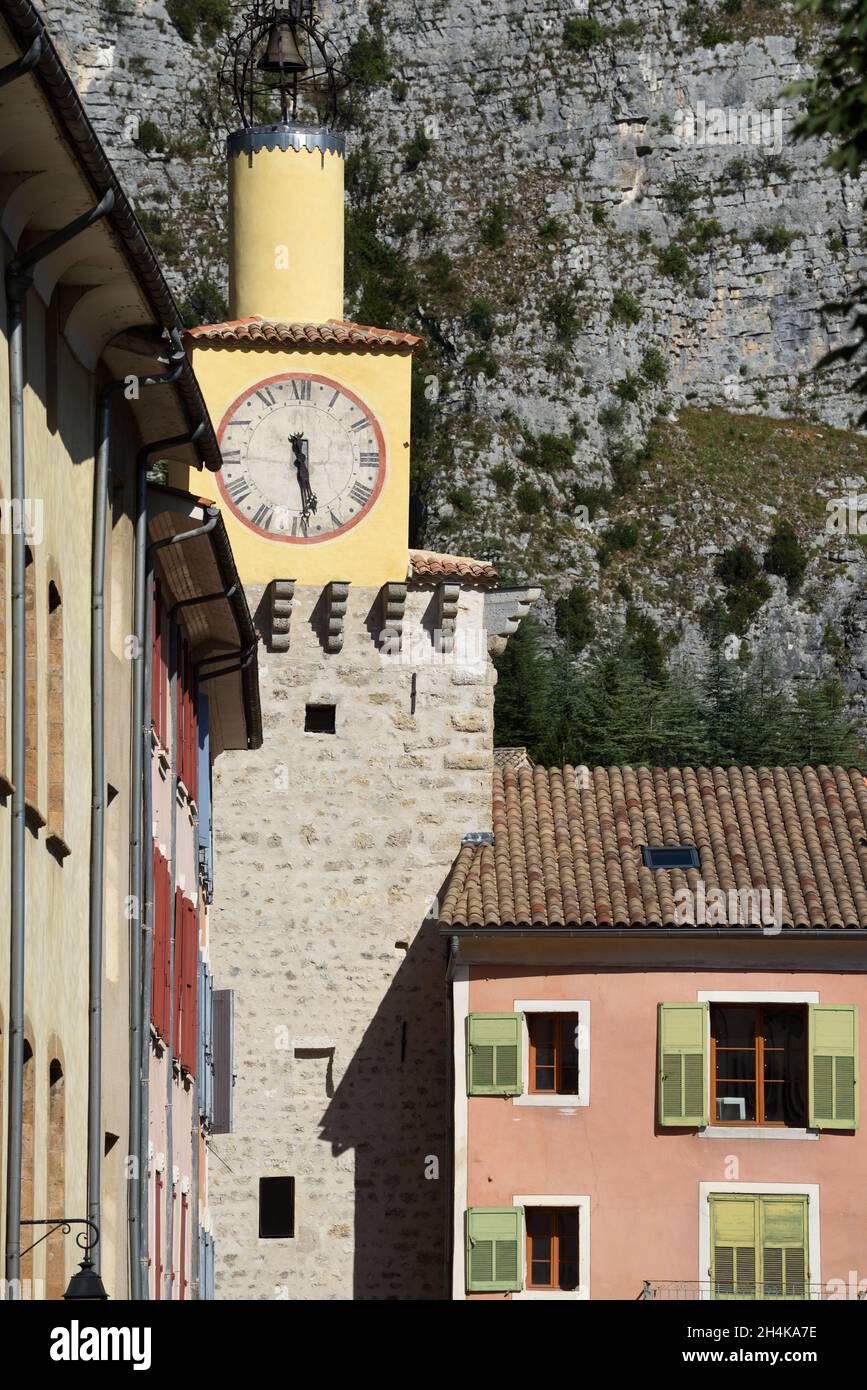Farbenprächtiger gelber Uhrenturm, Glocke und Campanile in der Altstadt oder im Dorf Castellane Alpes-de-Haute-Provence, Provence Frankreich Stockfoto