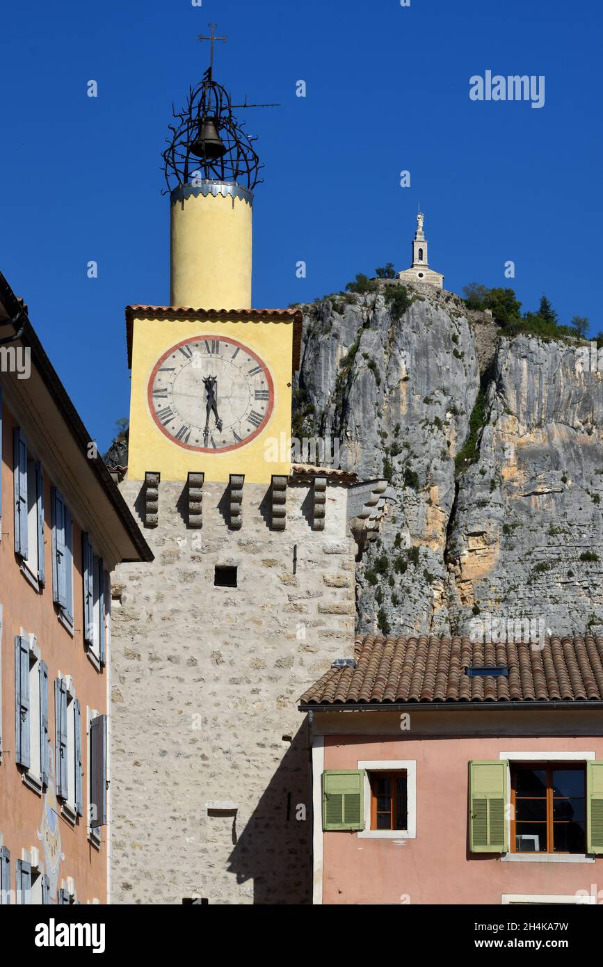 Farbenprächtiger gelber Uhrturm, Eiserner Campanile und Kapelle des Felsens Castellane Alpes-de-Haute-Provence Frankreich Stockfoto