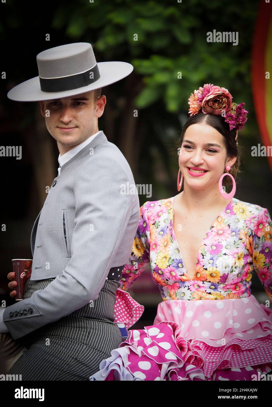 Ein Paar Reiter in typisch andalusischer Tracht bei der Feier des Pferdetags in Fuengirola. Stockfoto