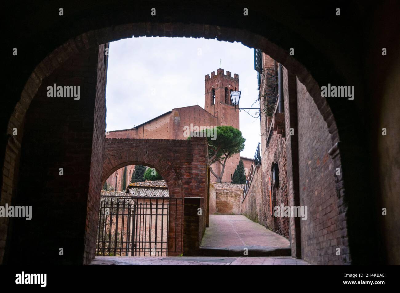 Mit Zinnen versehener Glockenturm der Basilika San Domenico in Siena, Italien. Stockfoto