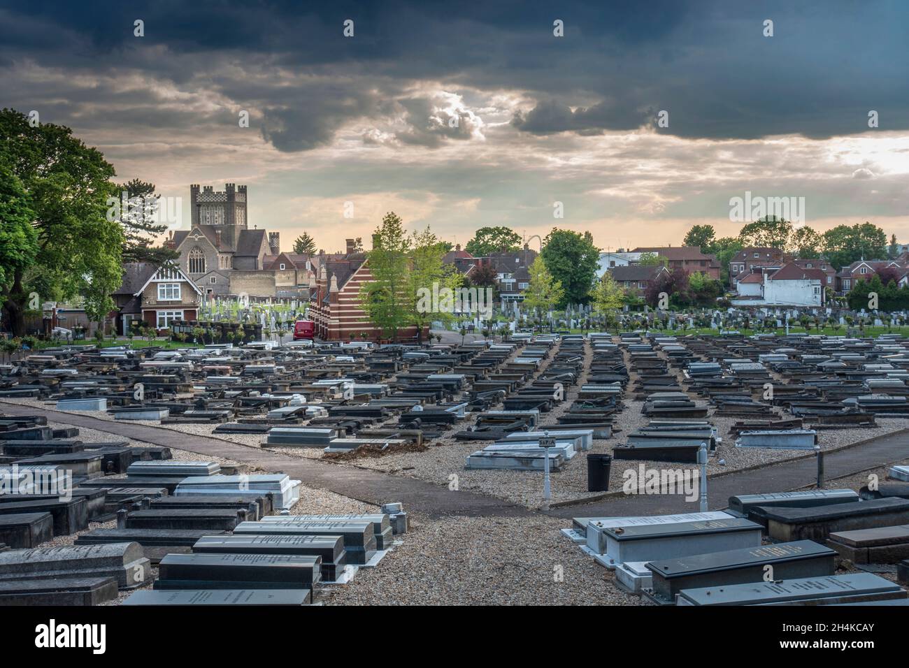 Golders Green Jewish Cemetery, auch bekannt als Hoop Lane Jewish Cemetery, Golders Green, London NW11. Im Hintergrund die katholische Kirche des hl. Edward des Bekenners Stockfoto