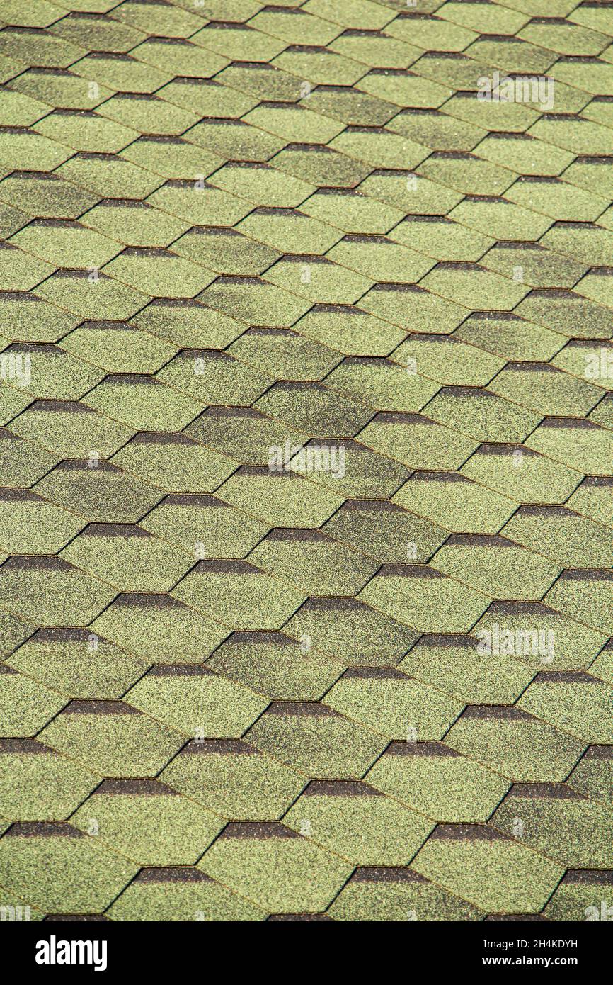 Schwarze Bitumenschindeln auf dem Dach. Nahaufnahme Stockfoto