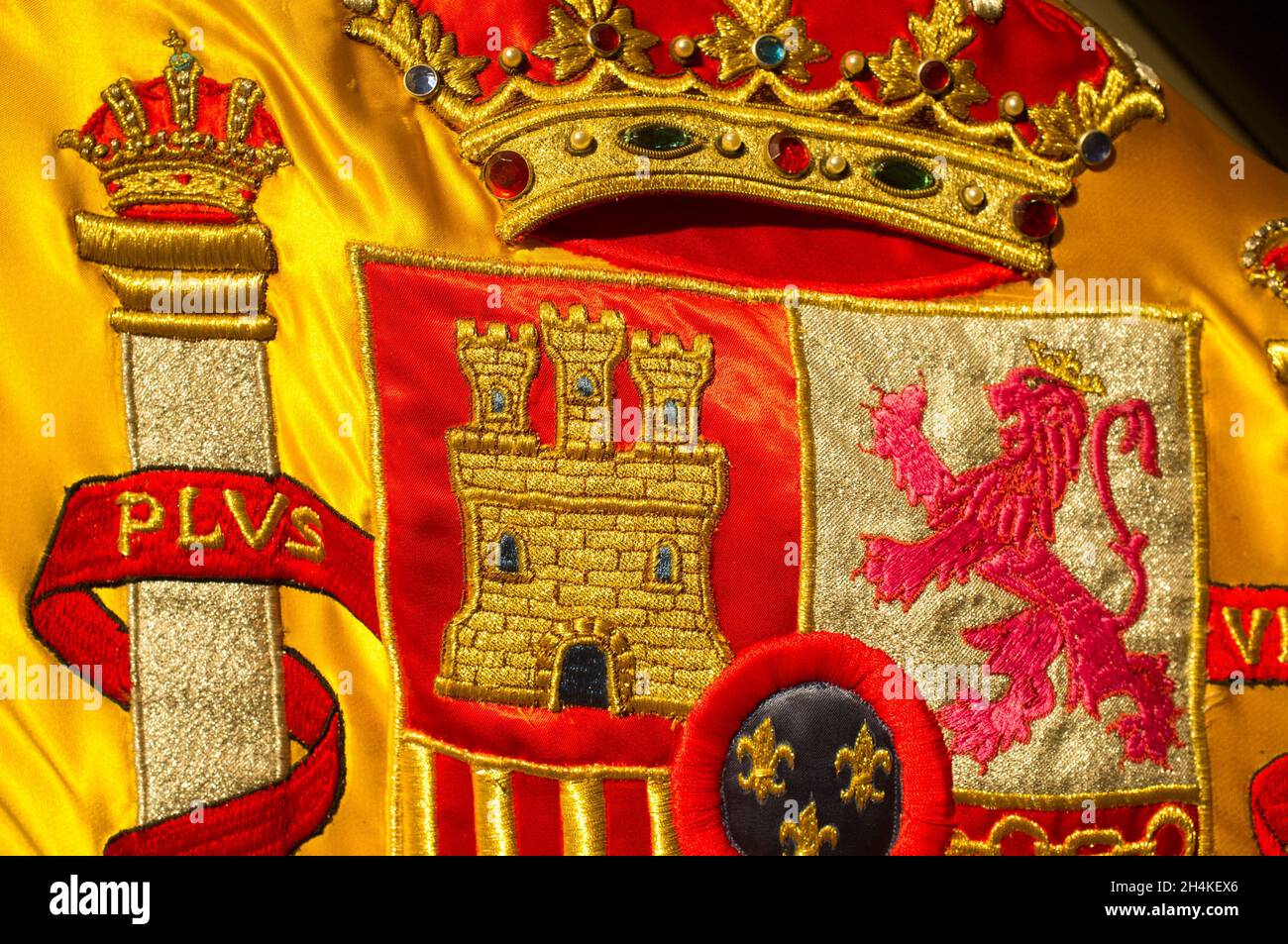 Wappen der spanischen Nation reich auf seiner Flagge bestickt. Nahaufnahme. Stockfoto