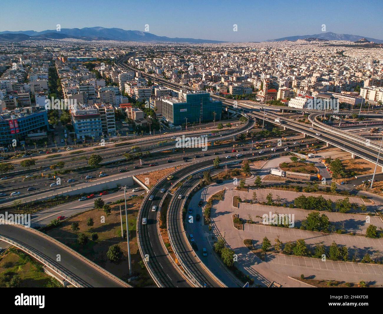 Fahrzeuge, die eine der komplexesten Straßen in Athen, die berühmte Kreuzung in Faliro, Piräus, anheben. Luftaufnahme über Attika in Griechenland Stockfoto