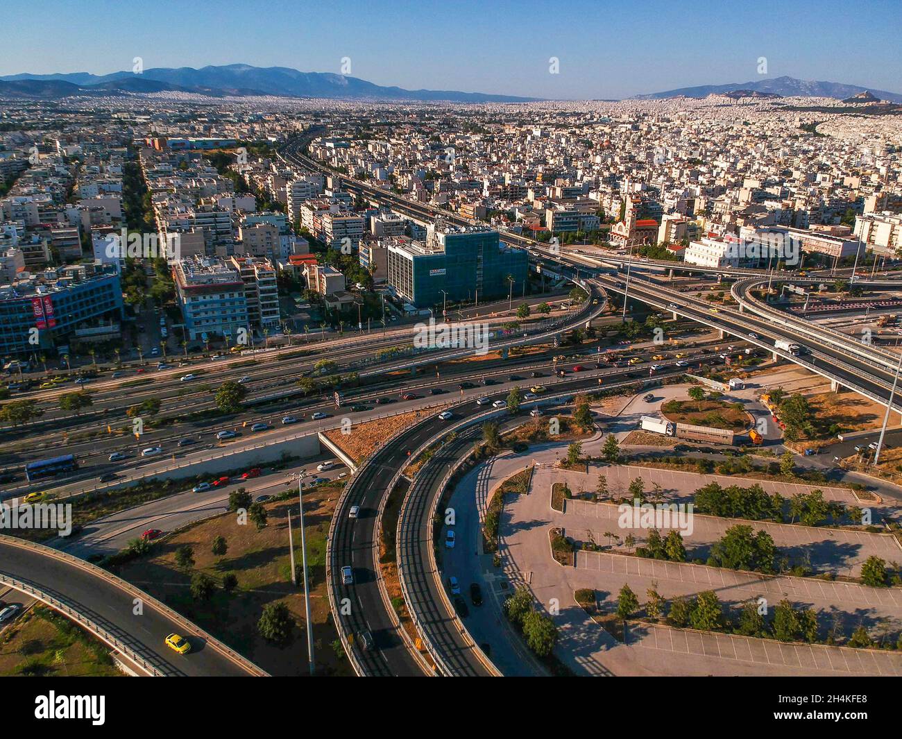 Fahrzeuge, die eine der komplexesten Straßen in Athen, die berühmte Kreuzung in Faliro, Piräus, anheben. Luftaufnahme über Attika in Griechenland Stockfoto