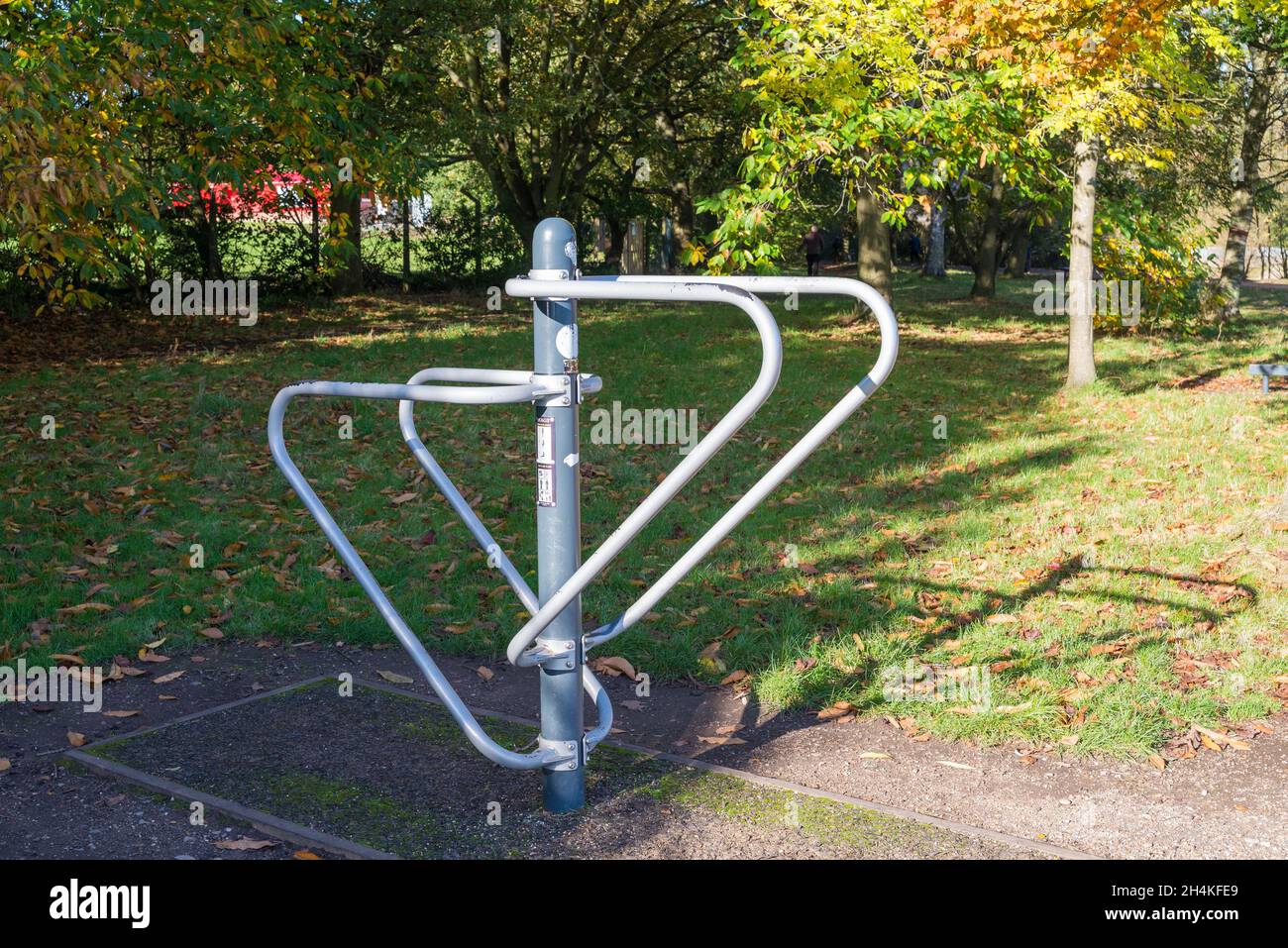 Ein Stück Outdoor-Trainingsgeräte auf dem Weg rund um das Edgbaston Reservoir in Birmingham an einem sonnigen Herbsttag Stockfoto