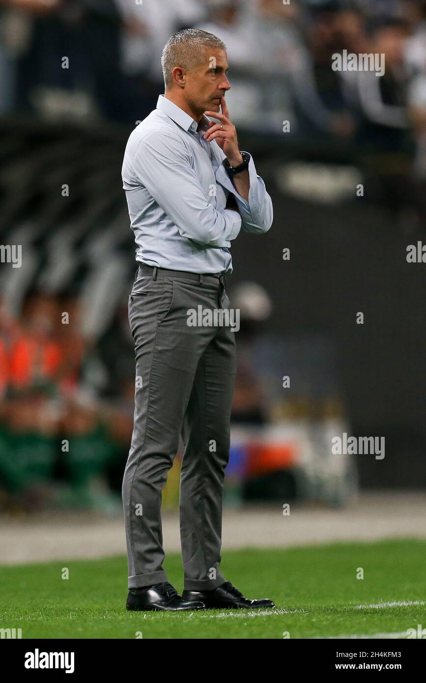 São PAULO, SP - 01.11.2021: CORINTHIANS X CHAPECOENSE - Sylvinho während des Spiels zwischen Corinthians und Chapecoense in der Neo Química Arena in São Paulo, SP. Das Spiel ist gültig für Runde 29 von Brasileirão 2021. (Foto: Marco Galvão/Fotoarena) Stockfoto