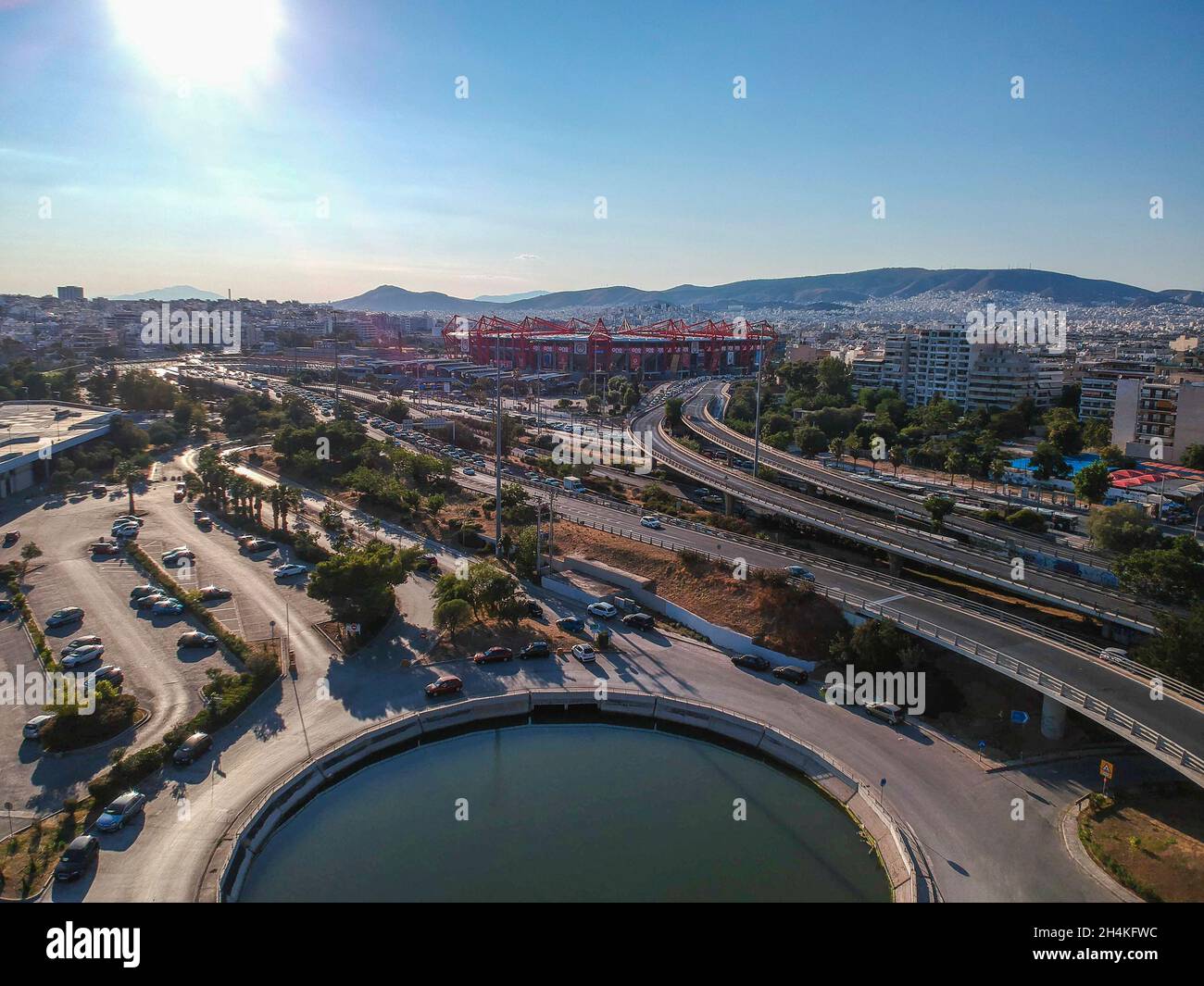 Fahrzeuge, die eine der komplexesten Straßen in Athen, die berühmte Kreuzung in Faliro, Piräus, anheben. Luftaufnahme über Attika in Griechenland Stockfoto