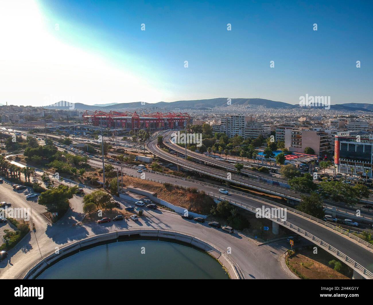 Fahrzeuge, die eine der komplexesten Straßen in Athen, die berühmte Kreuzung in Faliro, Piräus, anheben. Luftaufnahme über Attika in Griechenland Stockfoto