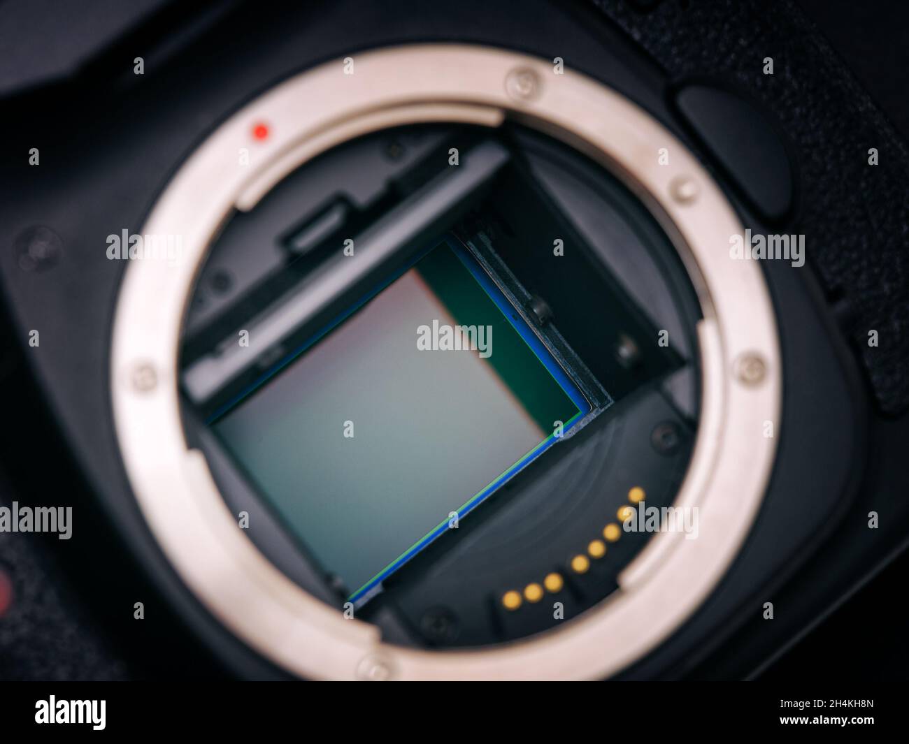 Eine Aufnahme des CMOS-Sensors in einer DSLR-Kamera. Low-Taste. Nahaufnahme. Stockfoto
