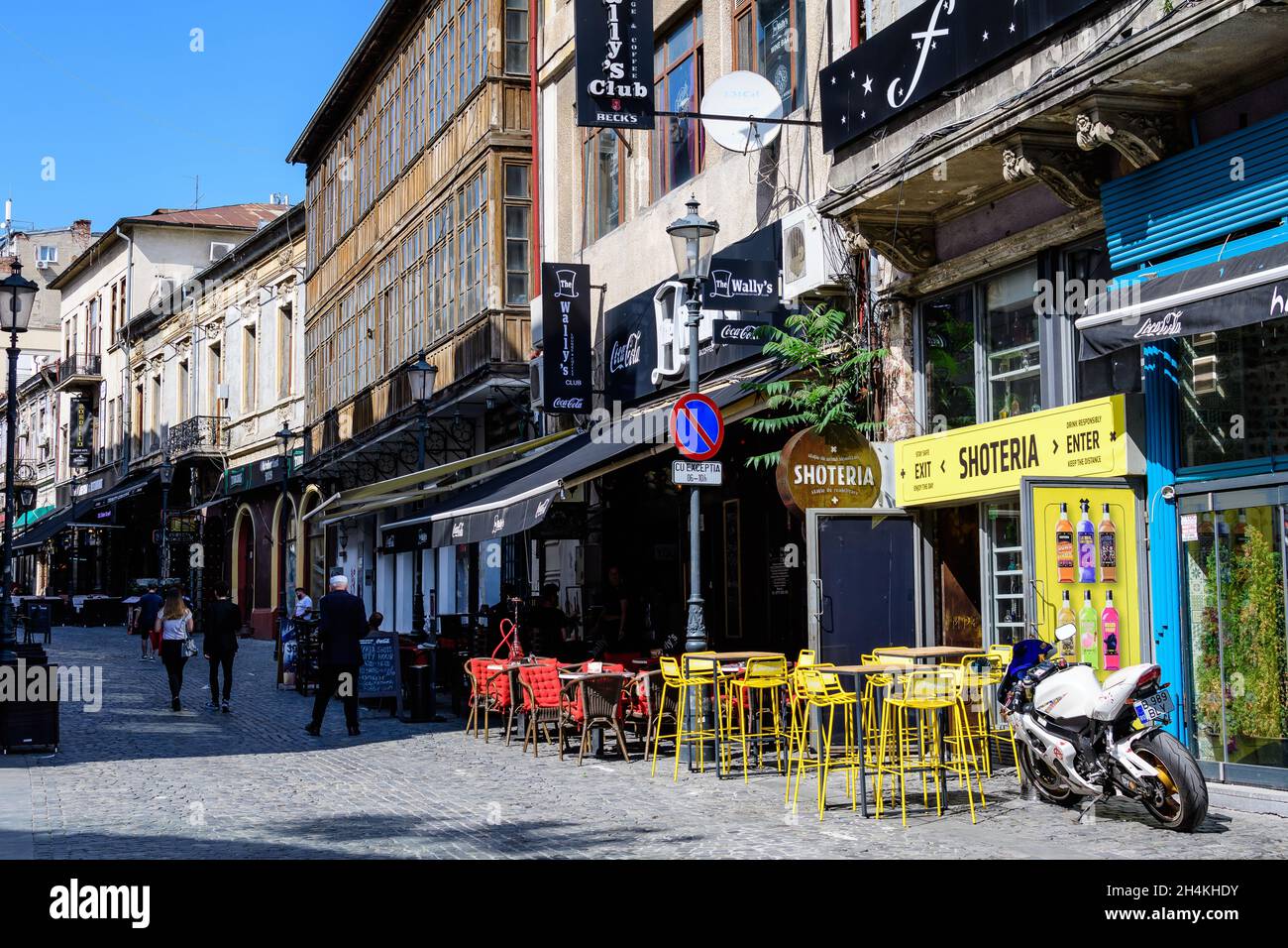 Bukarest, Rumänien - 5. Juni 2021: Alte Gebäude im historischen Zentrum an einem sonnigen Sommertag Stockfoto