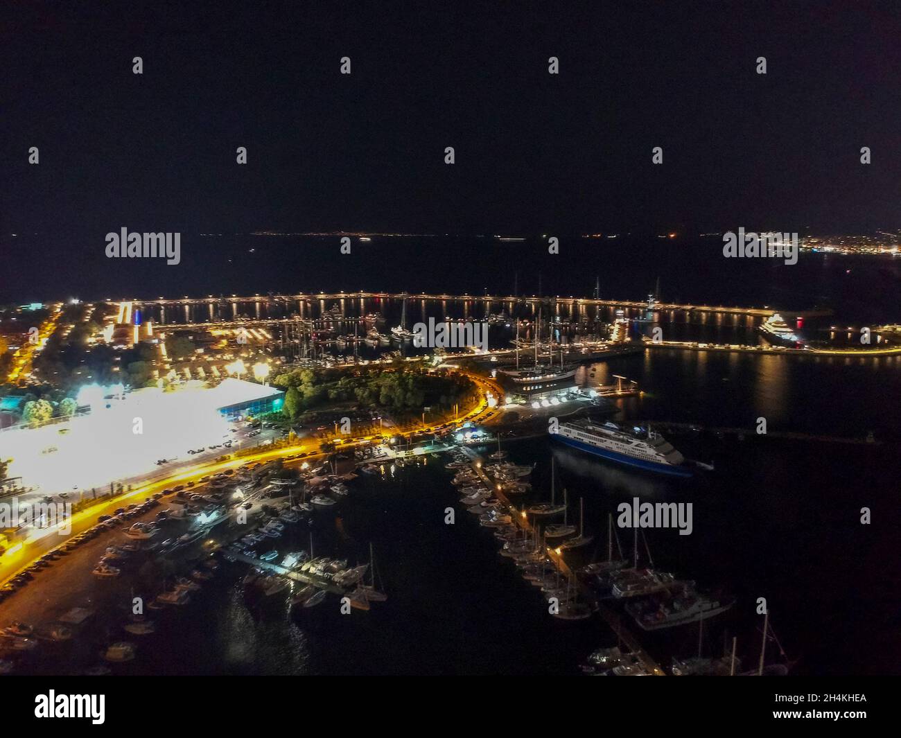 Luftaufnahme über Marina bei Flisvos in Athen, Griechenland bei Nacht Stockfoto