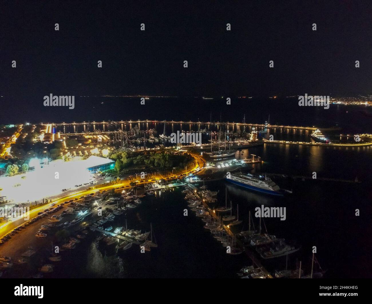 Luftaufnahme über Marina bei Flisvos in Athen, Griechenland bei Nacht Stockfoto