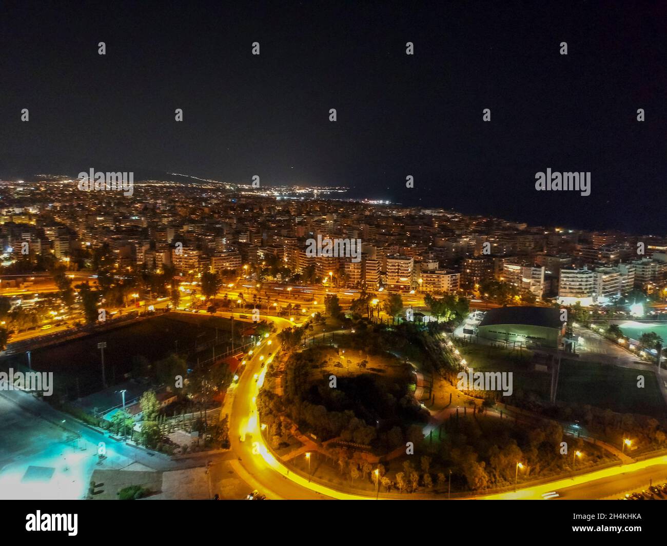 Luftaufnahme über Marina bei Flisvos in Athen, Griechenland bei Nacht Stockfoto