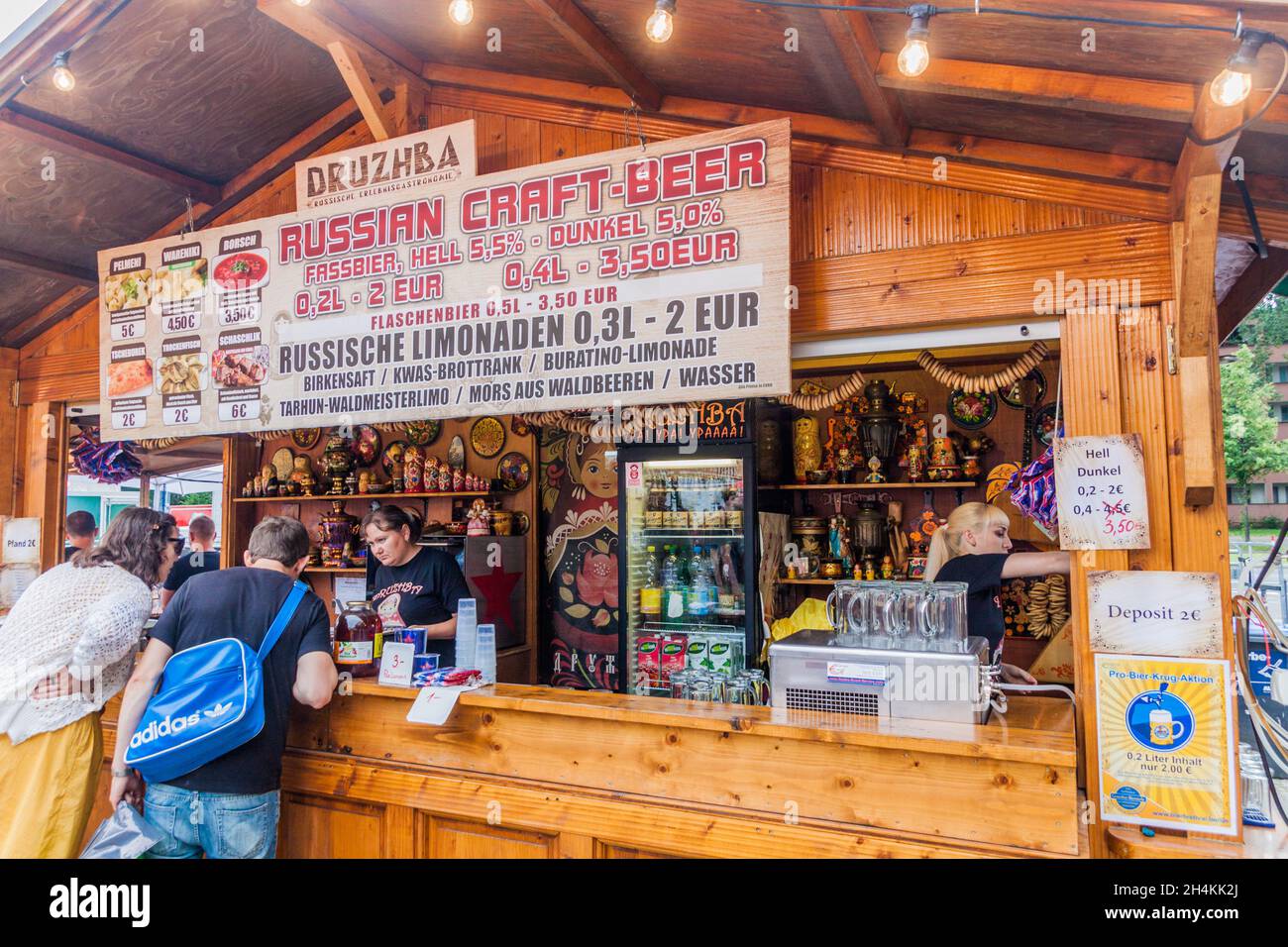 BERLIN, DEUTSCHLAND - 5. AUGUST 2017:Russian Craft Beer Stand beim Internationalen Berliner Bierfest. Stockfoto