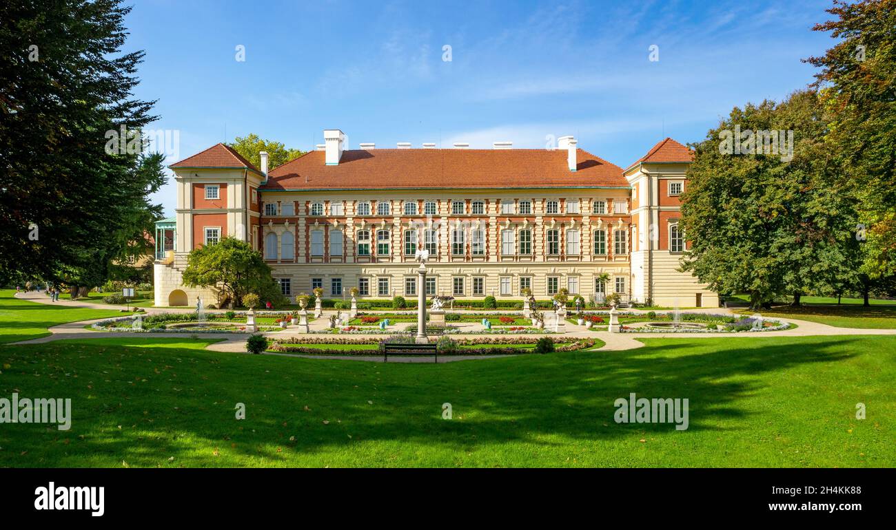 Schloss Łańcut in Polen. Erbaut in der ersten Hälfte des 17. Jahrhunderts. Hintere Höhe mit italienischem Garten und Park Stockfoto