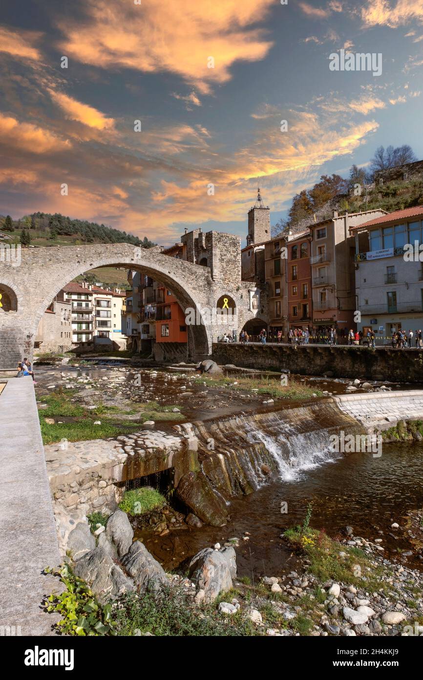 Romanische Steinbrücke über den Fluss Ter in Camprodon, Spanien. Sonnenuntergang am Himmel. Stockfoto
