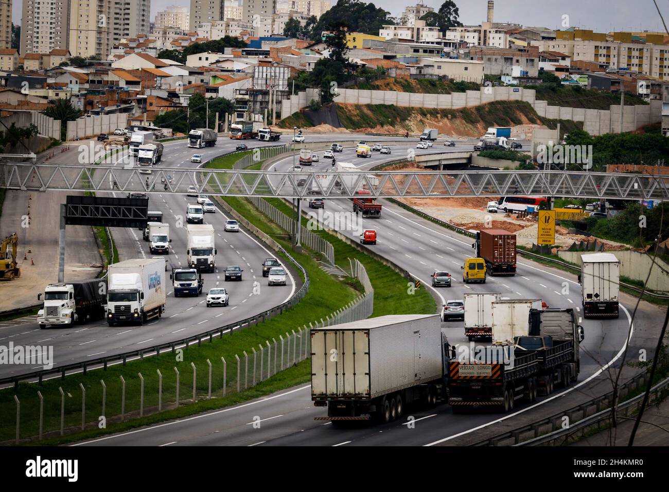 São PAULO, SP - 03.11.2021: CAMINHONEIROS CONSEGUEM DERRUBAR LIMINARES - das Bundeslandesgericht der 1. Region, hat 11 Verfügungen, die die Sperrung von Autobahnen während des Streiks von Lkw-Fahrern im ganzen Land verhinderten, auf Antrag der Brasilianischen Vereinigung der Kraftfahrzeugführer (ABRAVA) abgelehnt. Nach Angaben des Führers der Lkw-Fahrer, Chorão, sagte am vergangenen Dienstag (2), dass sie nach dem Sturz der anderen Verfügungen in den Staaten von São Paulo, Rio de Janeiro, Rio Grande do Sul und Santa Catarina laufen (Foto: Aloisio Mauricio/Fotoarena) Stockfoto
