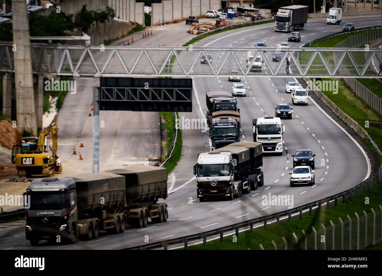 São PAULO, SP - 03.11.2021: CAMINHONEIROS CONSEGUEM DERRUBAR LIMINARES - das Bundeslandesgericht der 1. Region, hat 11 Verfügungen, die die Sperrung von Autobahnen während des Streiks von Lkw-Fahrern im ganzen Land verhinderten, auf Antrag der Brasilianischen Vereinigung der Kraftfahrzeugführer (ABRAVA) abgelehnt. Nach Angaben des Führers der Lkw-Fahrer, Chorão, sagte am vergangenen Dienstag (2), dass sie nach dem Sturz der anderen Verfügungen in den Staaten von São Paulo, Rio de Janeiro, Rio Grande do Sul und Santa Catarina laufen (Foto: Aloisio Mauricio/Fotoarena) Stockfoto