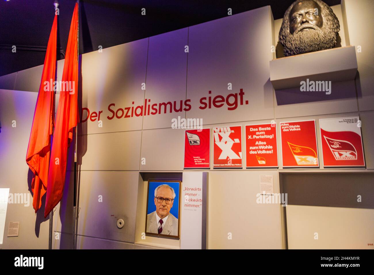 BERLIN, DEUTSCHLAND - 12. AUGUST 2017: Interieur des Alltags im DDR-Museum in der Kulturbrauerei, Berlin. Es heißt: Der Sozialismus gewinnt. Stockfoto