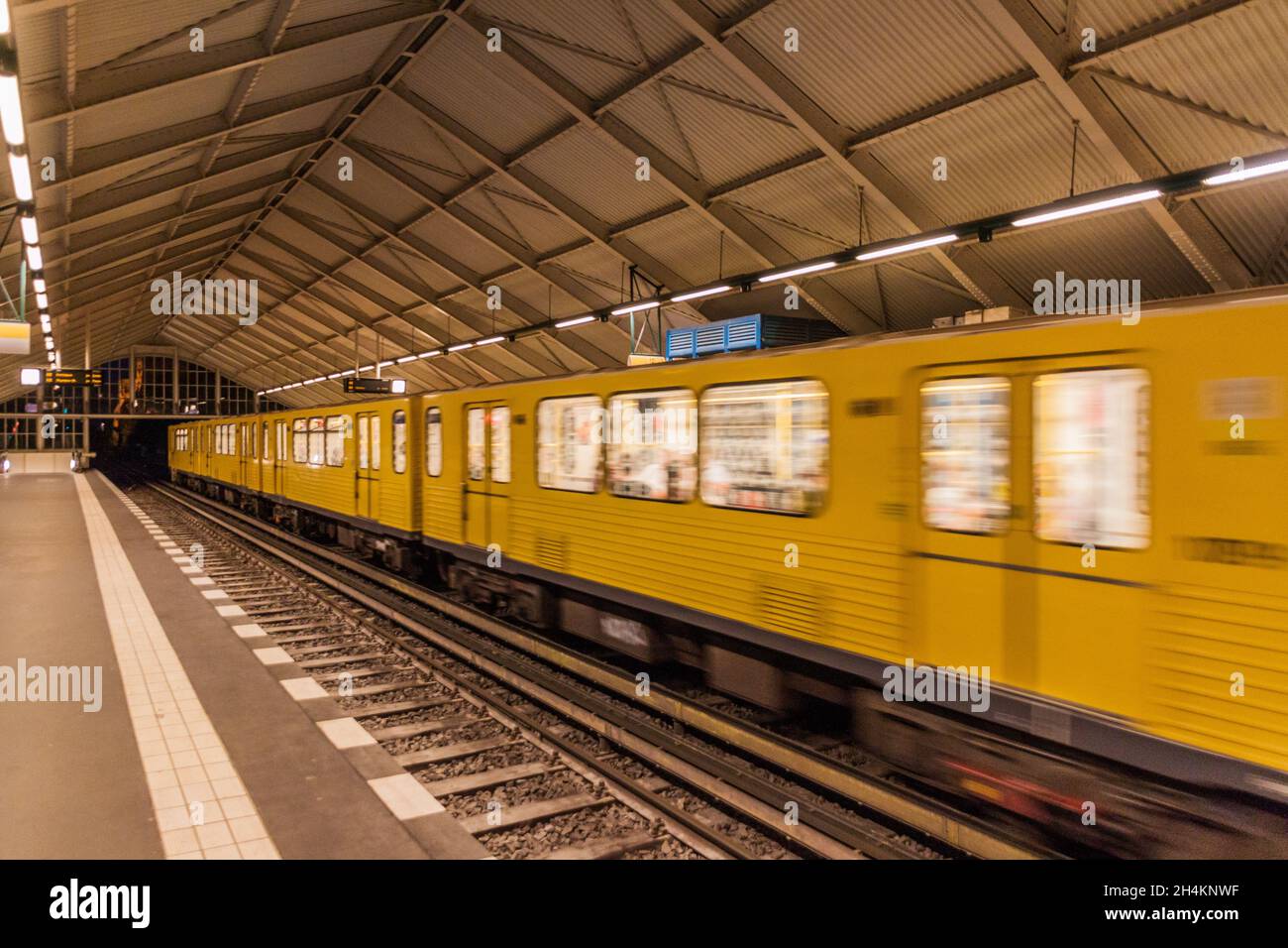BERLIN, DEUTSCHLAND - 18. AUGUST 2017: Blick auf die Berliner U-Bahn-Station Bulowstrasse. Stockfoto