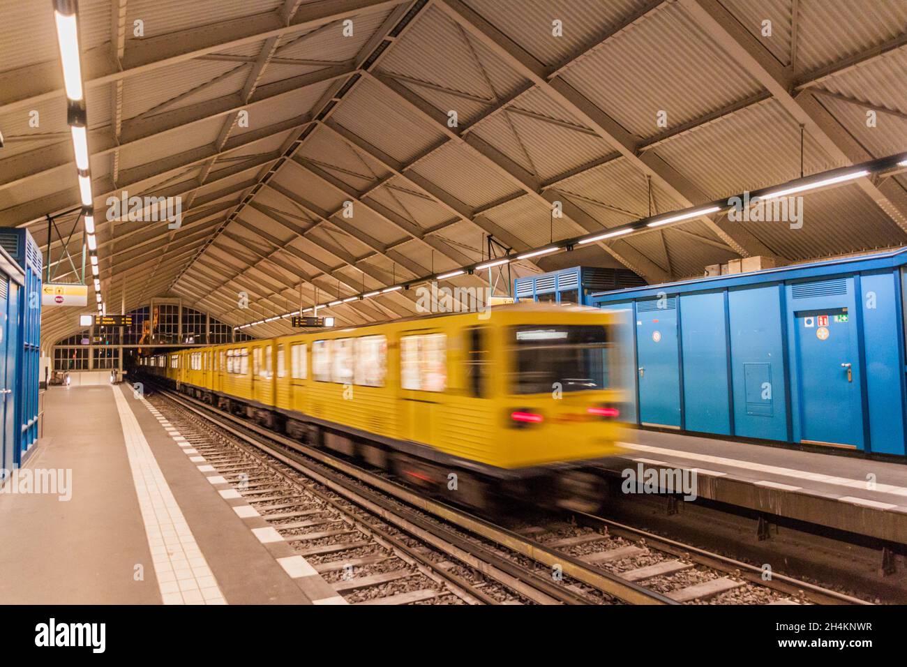 BERLIN, DEUTSCHLAND - 18. AUGUST 2017: Blick auf die Berliner U-Bahn-Station Bulowstrasse. Stockfoto