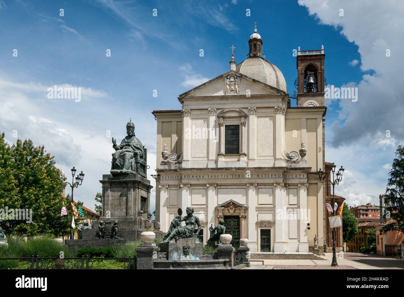 Brunnen und Denkmal für Papst Pius XI. Vor der DesioBasilika (Basilika