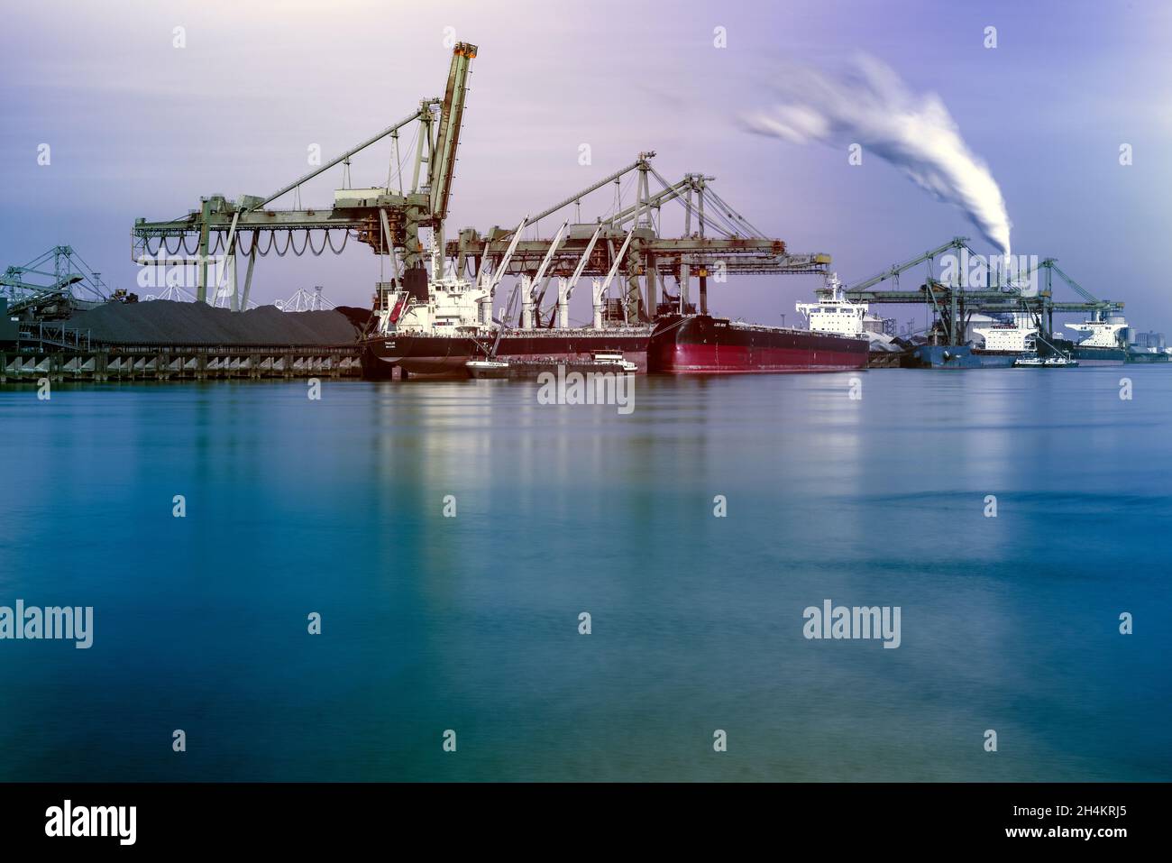 Rotterdam, Niederlande. Der EMO Dry Bulk oder Coals & Ore Terminal in Rotterdam Maasvlakte ist ein sehr wichtiger Akteur in der Kette des Transports fossiler Brennstoffe in ganz Europa. Ein Teil der Kohle wird in einer fossilen Energieanlage direkt neben dem selben Terminal verbrannt, was zu weltweiten CO2-Emissionen, Umweltverschmutzung und Klimawandel beiträgt. Stockfoto