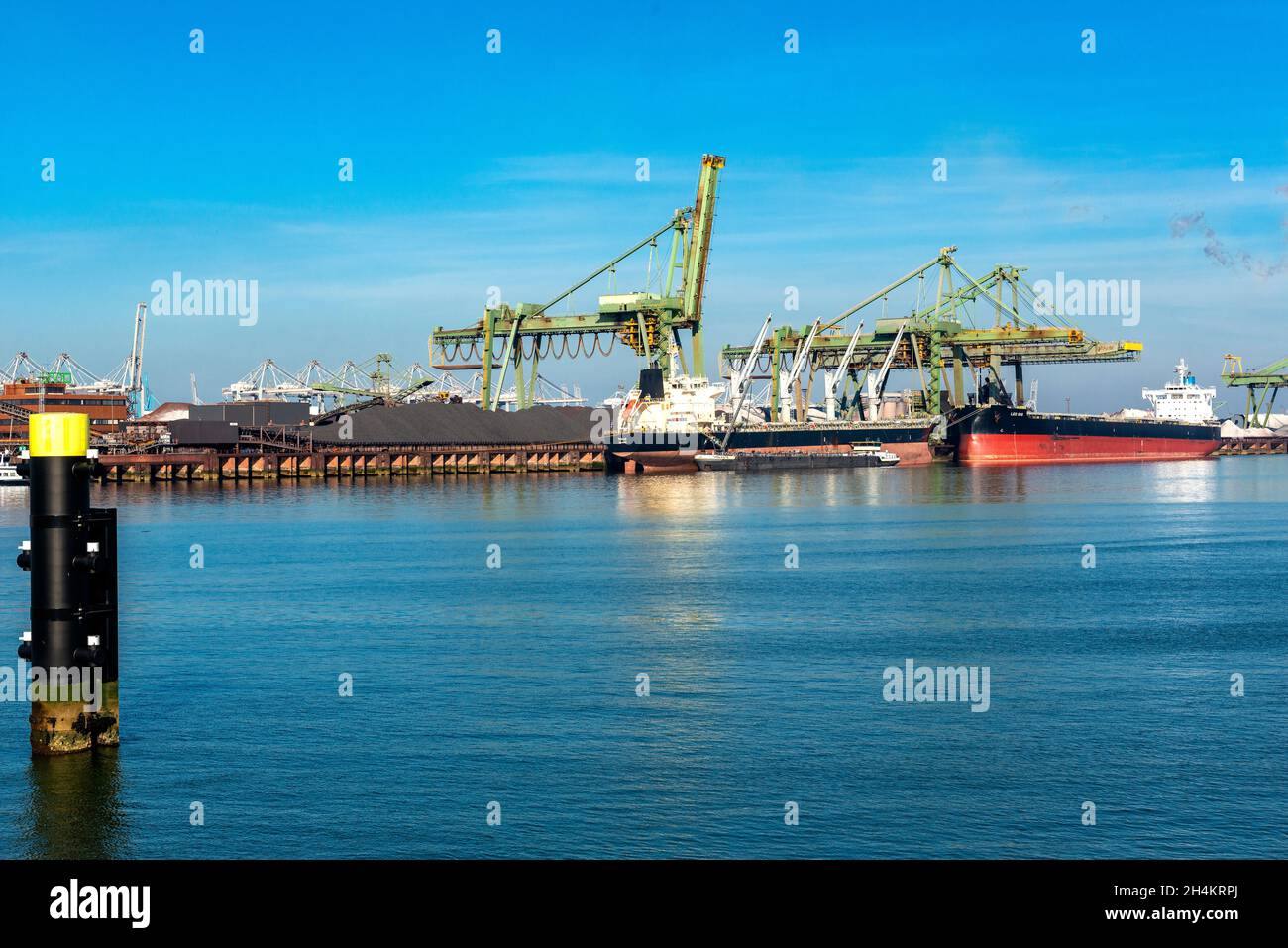 Rotterdam, Niederlande. Der EMO Dry Bulk oder Coals & Ore Terminal in Rotterdam Maasvlakte ist ein sehr wichtiger Akteur in der Kette des Transports fossiler Brennstoffe in ganz Europa. Ein Teil der Kohle wird in einer fossilen Energieanlage direkt neben dem selben Terminal verbrannt, was zu weltweiten CO2-Emissionen, Umweltverschmutzung und Klimawandel beiträgt. Stockfoto