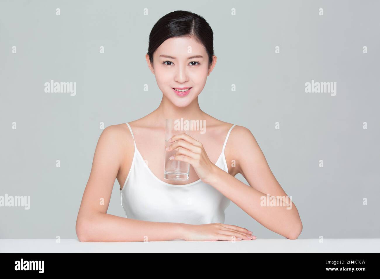 Schöne junge Frau Trinkwasser Stockfoto