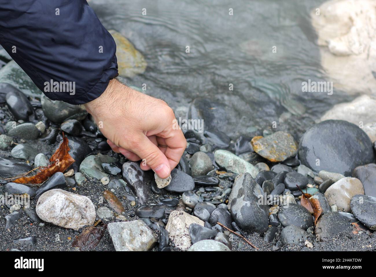Stein aufheben Fotos und Bildmaterial in hoher Auflösung Alamy