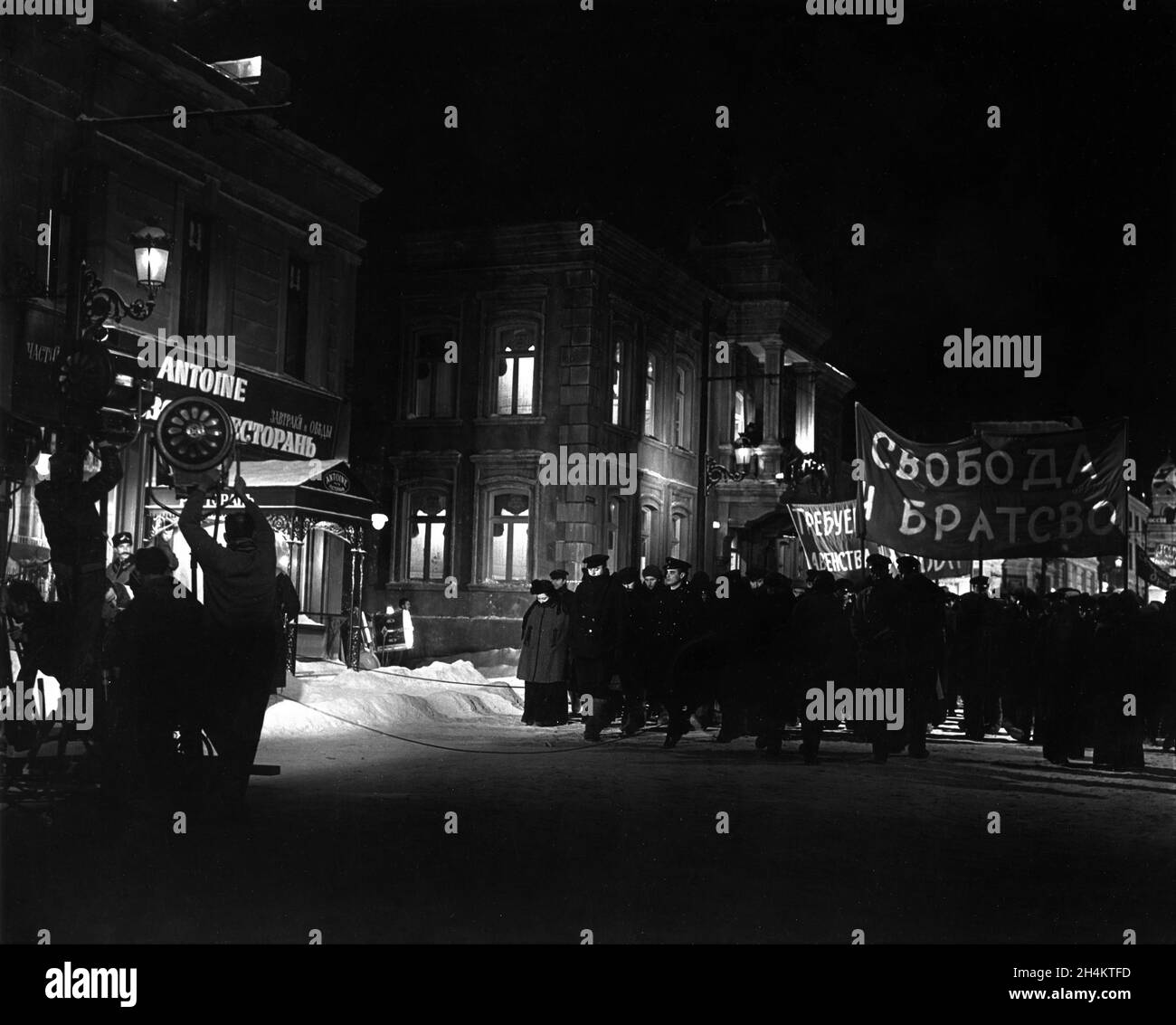 Film Crew Dreharbeiten Demonstration Marsch auf der Moskauer Straße in Spanien am Set offen während der Dreharbeiten von ARZT ZHIVAGO 1965 Regisseur DAVID LEAN Roman Boris Pasternak Drehbuch Robert Bolt Italien - USA Koproduktion Carlo Ponti Production / Sostar S.A. / Metro Goldwyn Mayer Stockfoto