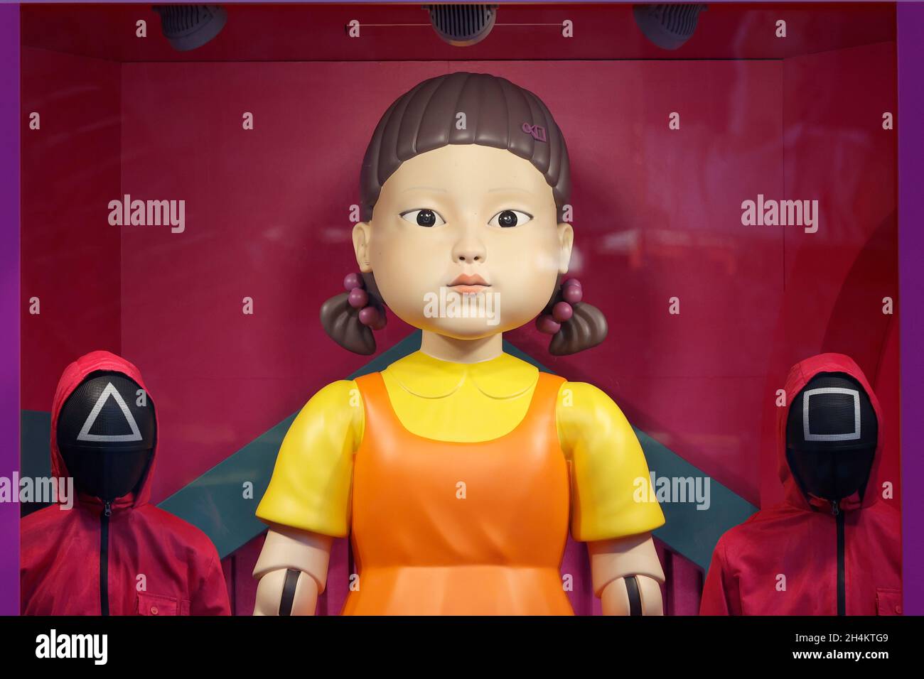 3. November 2021, Tokio, Japan: Eine Nachbildung der 'Younghee'-Puppe des südkoreanischen Netflix-Megahit-Dramas ''Squid Game'' vor dem Shibuya-Bahnhof, einem der belebtesten Stationen der Welt. Die Statuen der Puppe und zwei Wachen in pinkfarbenen Uniformen sind im Einkaufsviertel von Shibuya installiert, wo die Menschen Fotos von der Puppe machen konnten, während sie der Stimme und der Musik des Spiels „Rotes Licht, grünes Licht“ lauschten. (Bild: © Rodrigo Reyes Marin/ZUMA Press Wire) Stockfoto